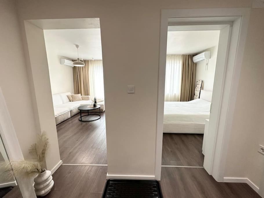 New Luxury Furnished Apartment - Beach, Varna Center & Fast Wi-Fi Esterno foto